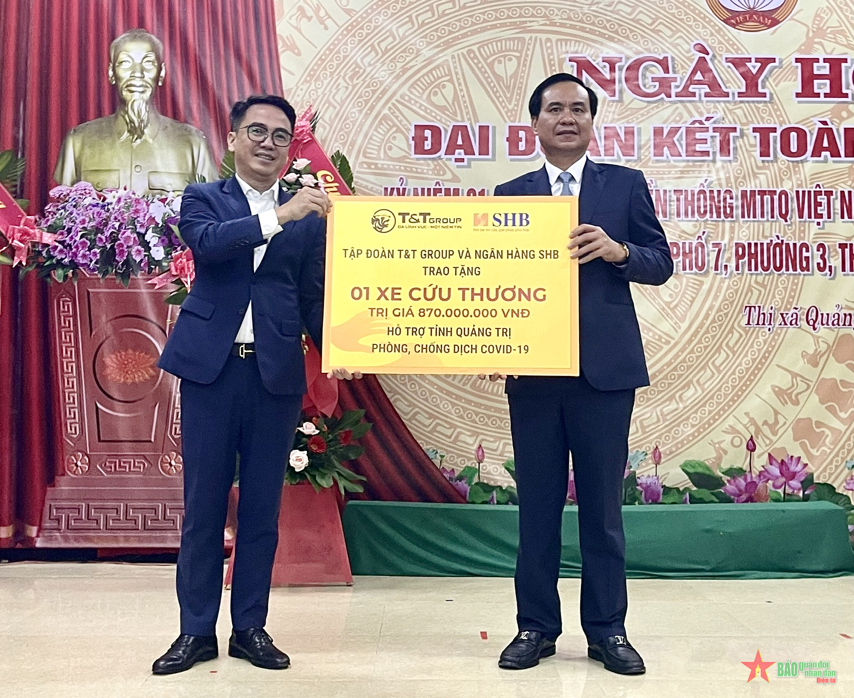 Quảng Trị-Quảng Bình nhận xe cứu thương từ T&T Group và SHB trao tặng